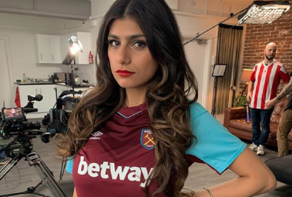 Mia Khalifa causa frisson na torcida do West Ham - vitrine