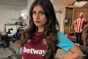 Mia Khalifa causa frisson na torcida do West Ham