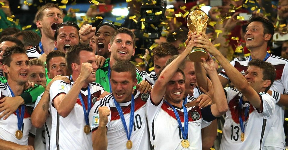 capitao philip lahm levanta a taca da copa do mundo apos vitoria da alemanha sobre a argentina