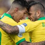 Roberto Firmino Daniel Alves comemorando  Pedro Martins MowaPress
